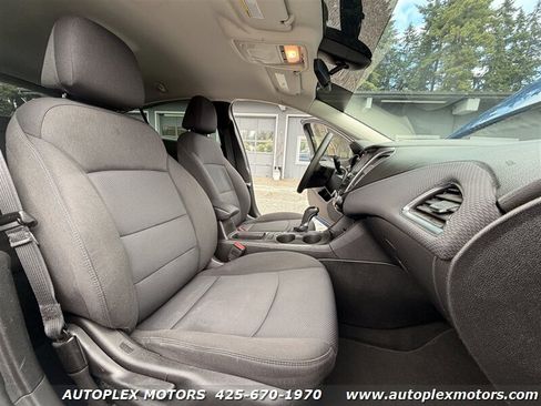 Used 2018 Chevrolet Cruze LT FWD image 17