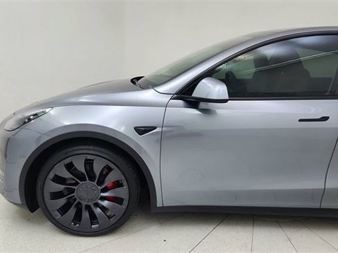 Used 2025 Tesla Model Y Performance image 9