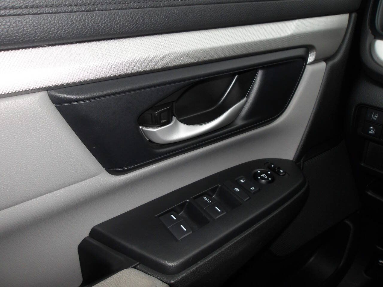 Used 2020 Honda CR-V LX image 19