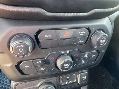 Used 2023 Jeep Renegade Latitude AWD/4WD image 17
