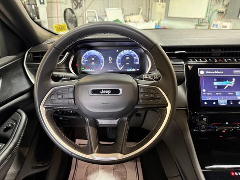 Used 2025 Jeep Grand Cherokee Laredo X AWD/4WD image 7