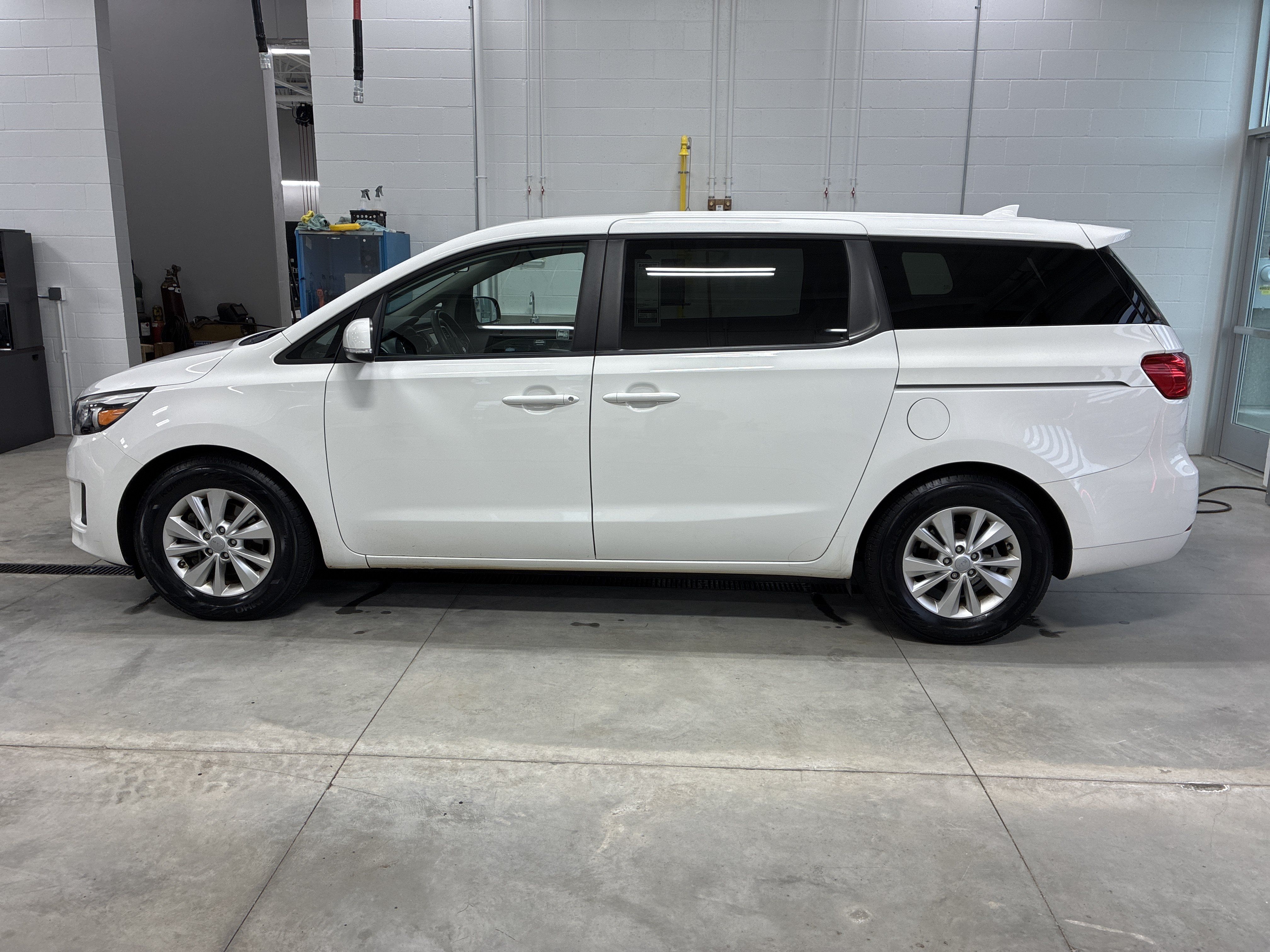 Used 2018 Kia Sedona LX FWD image 5