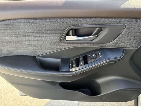 Used 2023 Nissan Rogue SV image 41