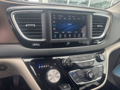 Used 2018 Chrysler Pacifica Touring Plus w/ Tire & Wheel Group FWD image 9