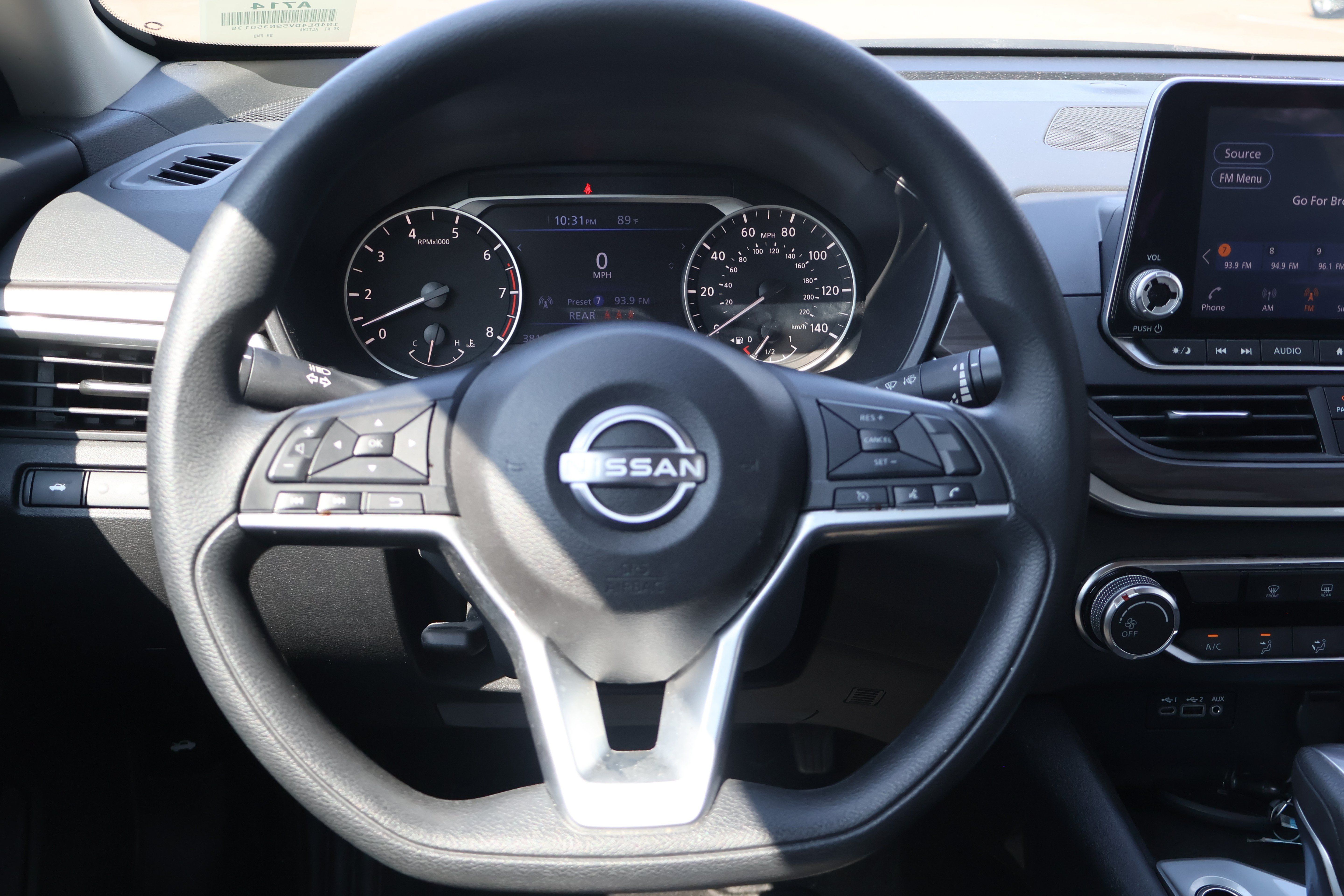 Used 2025 Nissan Altima 2.5 SV FWD image 11