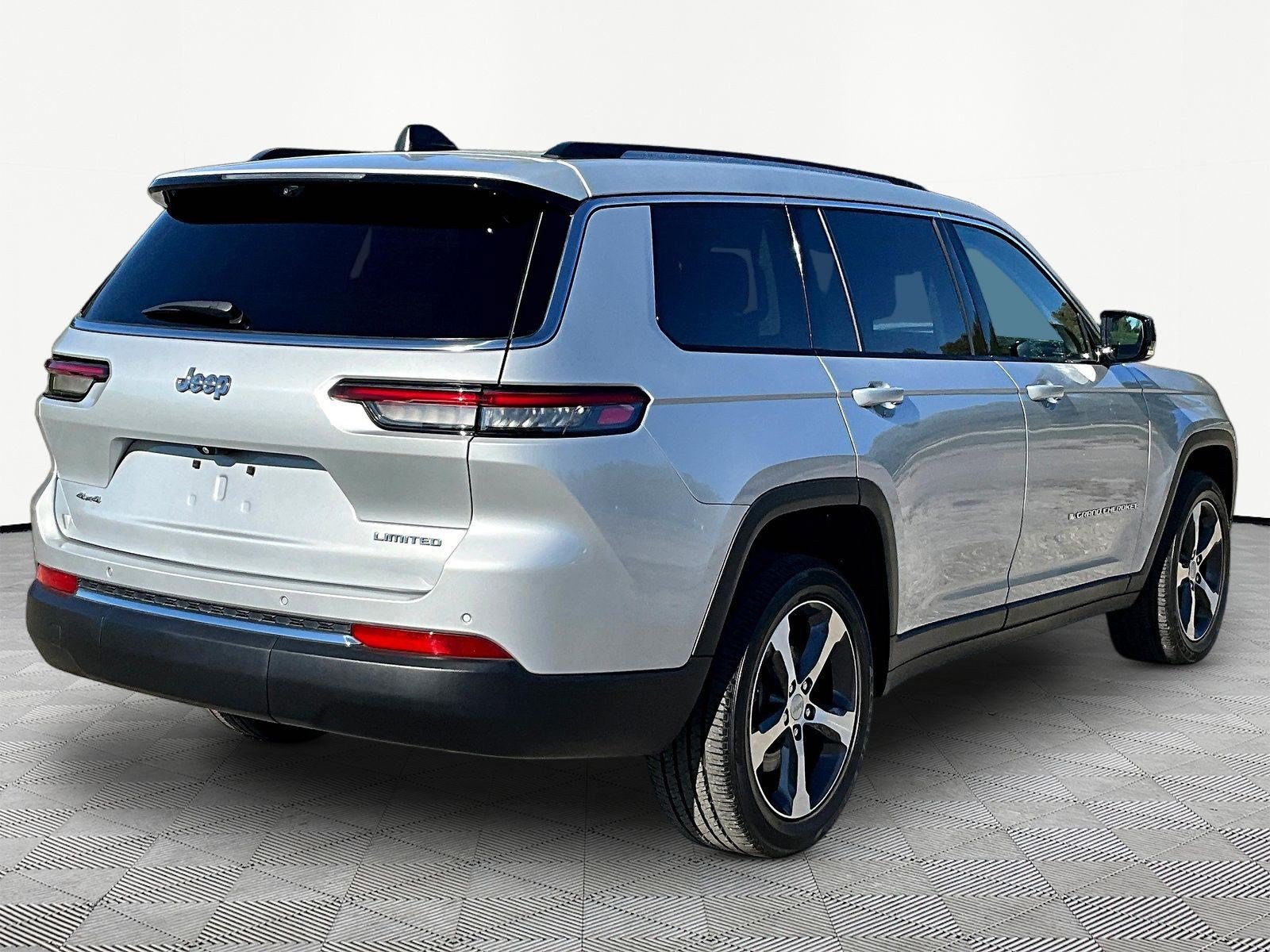 Used 2023 Jeep Grand Cherokee L Limited w/ Luxury Tech Group II AWD/4WD image 14