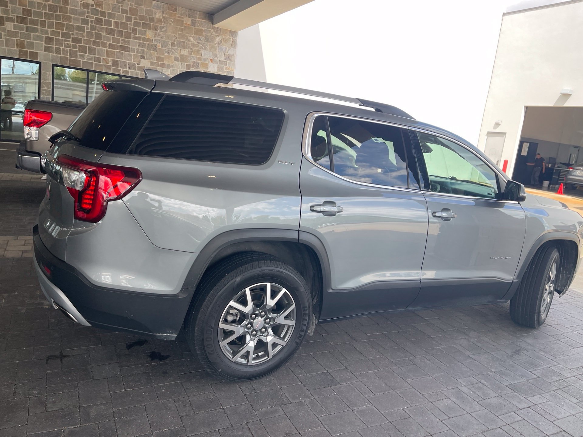 Used 2023 GMC Acadia SLT FWD image 2