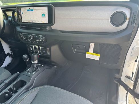 New 2025 Jeep Gladiator Sport image 15