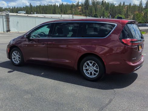 Used 2023 Chrysler Pacifica Touring-L FWD image 4