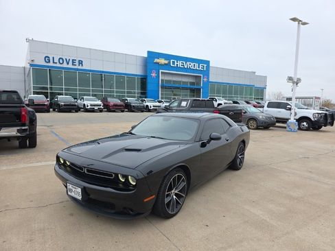 Used 2018 Dodge Challenger SXT w/ Performance Handling Group image 1