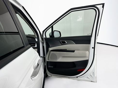 Used 2024 Kia Carnival LX image 30