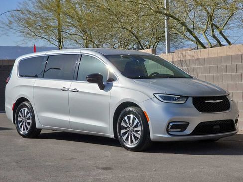 Used 2024 Chrysler Pacifica Limited FWD image 2