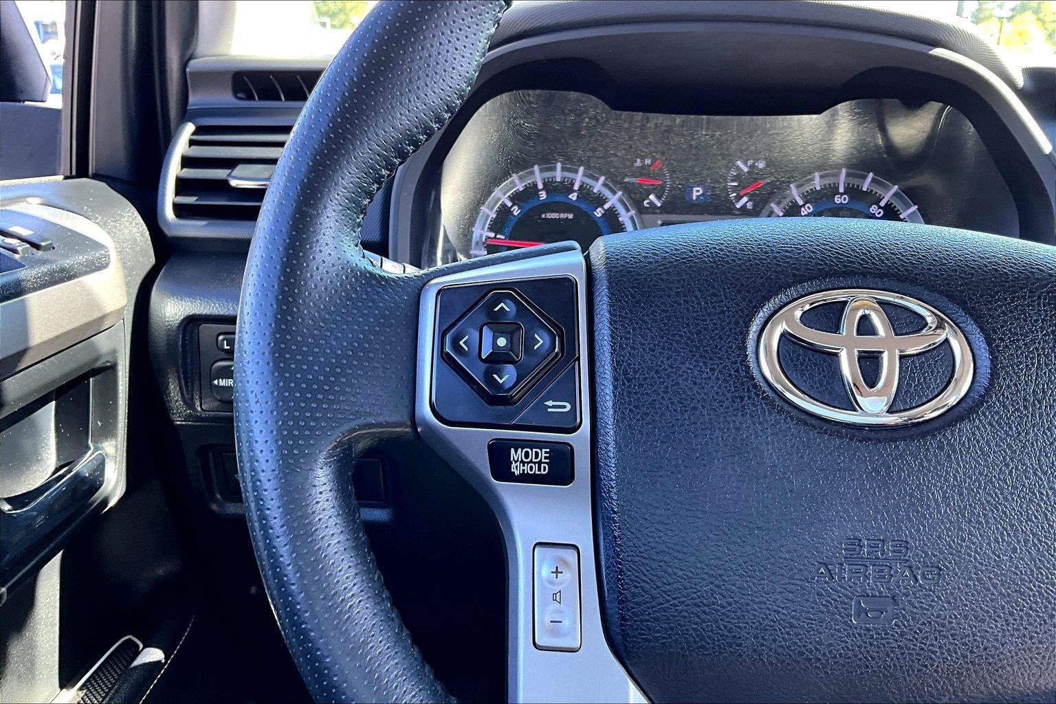 Used 2018 Toyota 4Runner SR5 AWD/4WD image 12