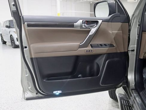 Used 2023 Lexus GX 460 Premium w/ Accessory Package image 33