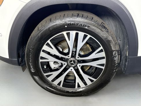 Used 2025 Mercedes-Benz GLB 250 image 38