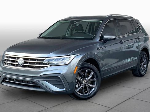 Used 2023 Volkswagen Tiguan SE w/ Panoramic Sunroof Package FWD image 2
