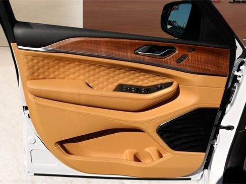 New 2025 Jeep Grand Cherokee Summit image 10