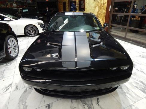 Used 2017 Dodge Challenger SXT Plus image 3