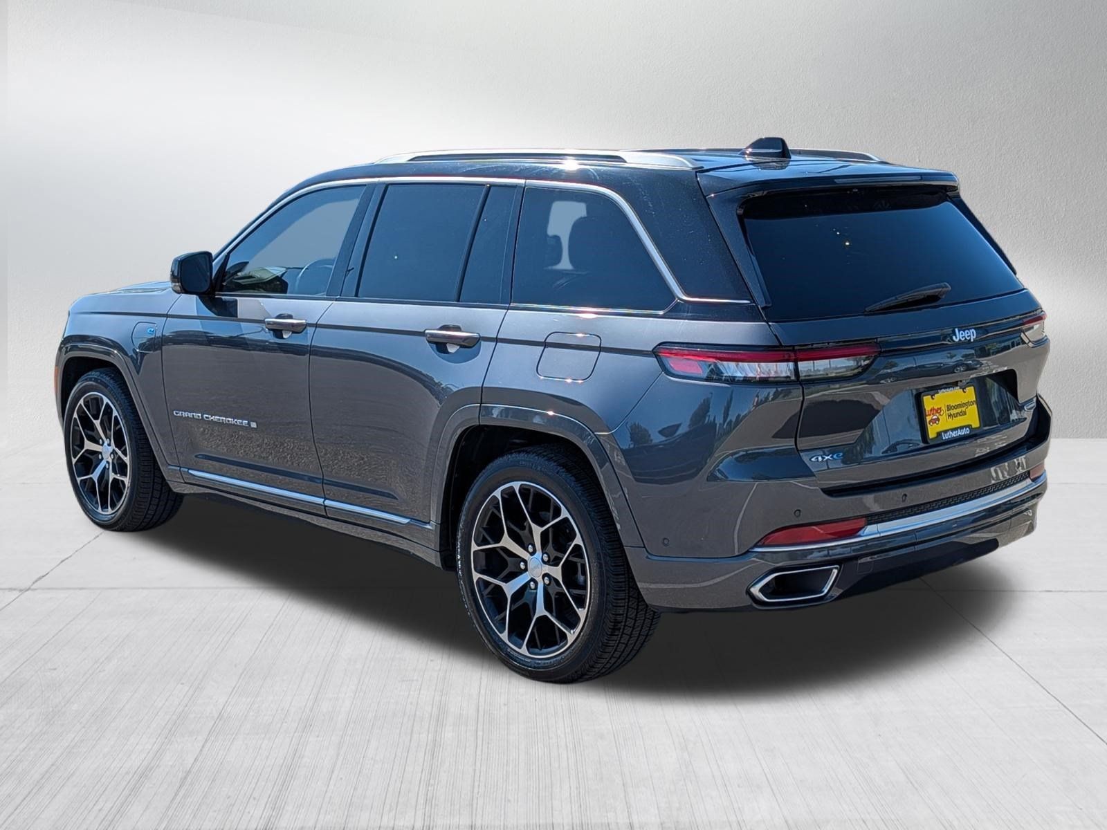 Used 2023 Jeep Grand Cherokee Summit AWD/4WD image 5