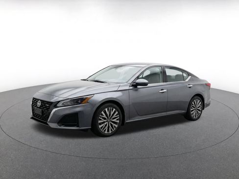 Used 2025 Nissan Altima 2.5 SV FWD image 3