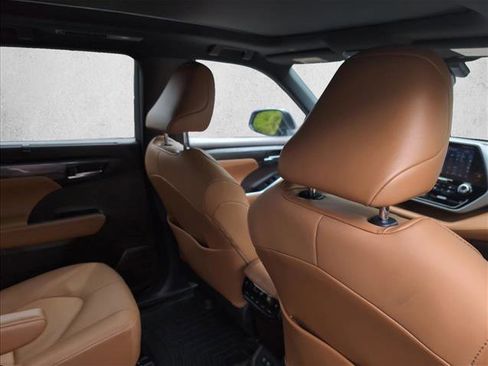 Used 2021 Toyota Highlander Platinum AWD/4WD image 22