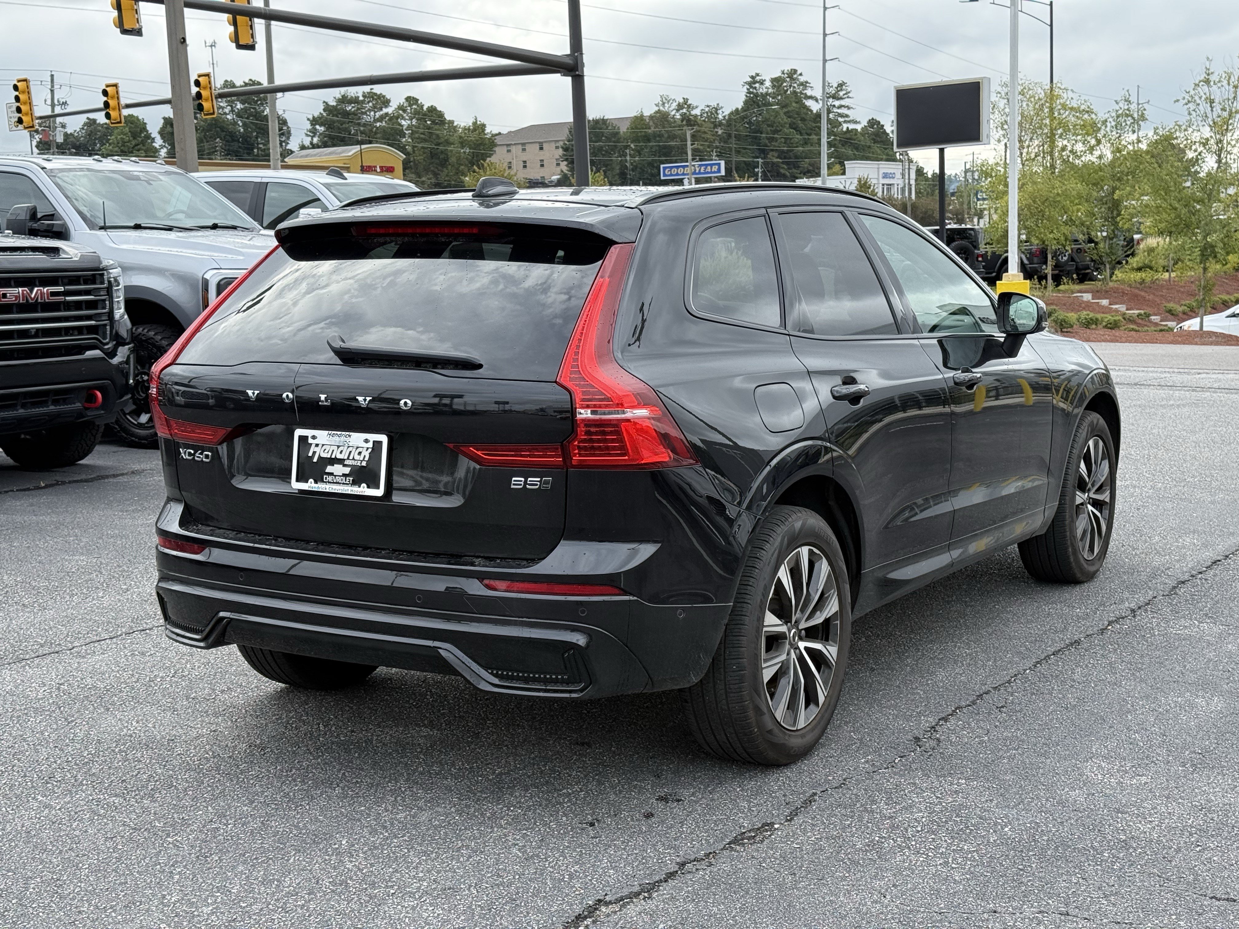 Used 2025 Volvo XC60 B5 Plus AWD/4WD image 11