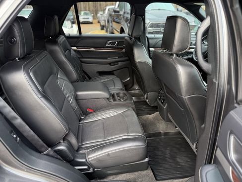Used 2018 Ford Explorer Platinum image 27