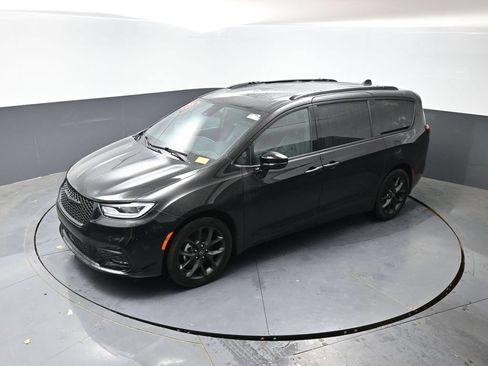 Used 2025 Chrysler Pacifica Limited FWD image 45