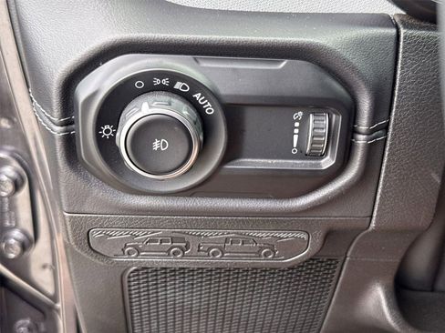 Used 2025 Jeep Wrangler Unlimited Sahara AWD/4WD image 16