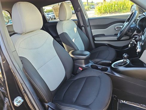 Used 2016 Kia Soul + image 10