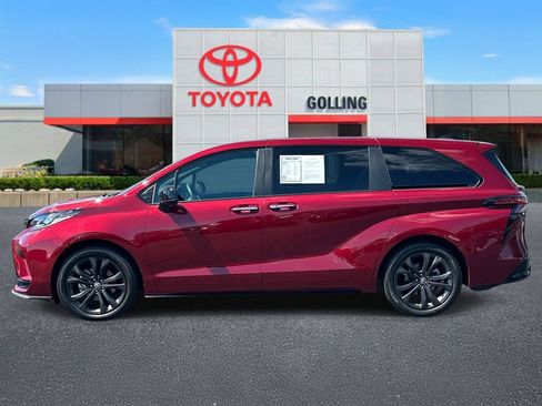 Used 2025 Toyota Sienna XSE FWD image 2