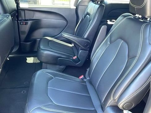 Used 2025 Chrysler Pacifica Select FWD image 12
