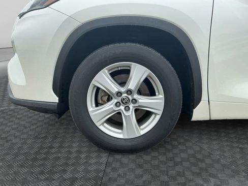 Used 2021 Toyota Highlander LE FWD image 14