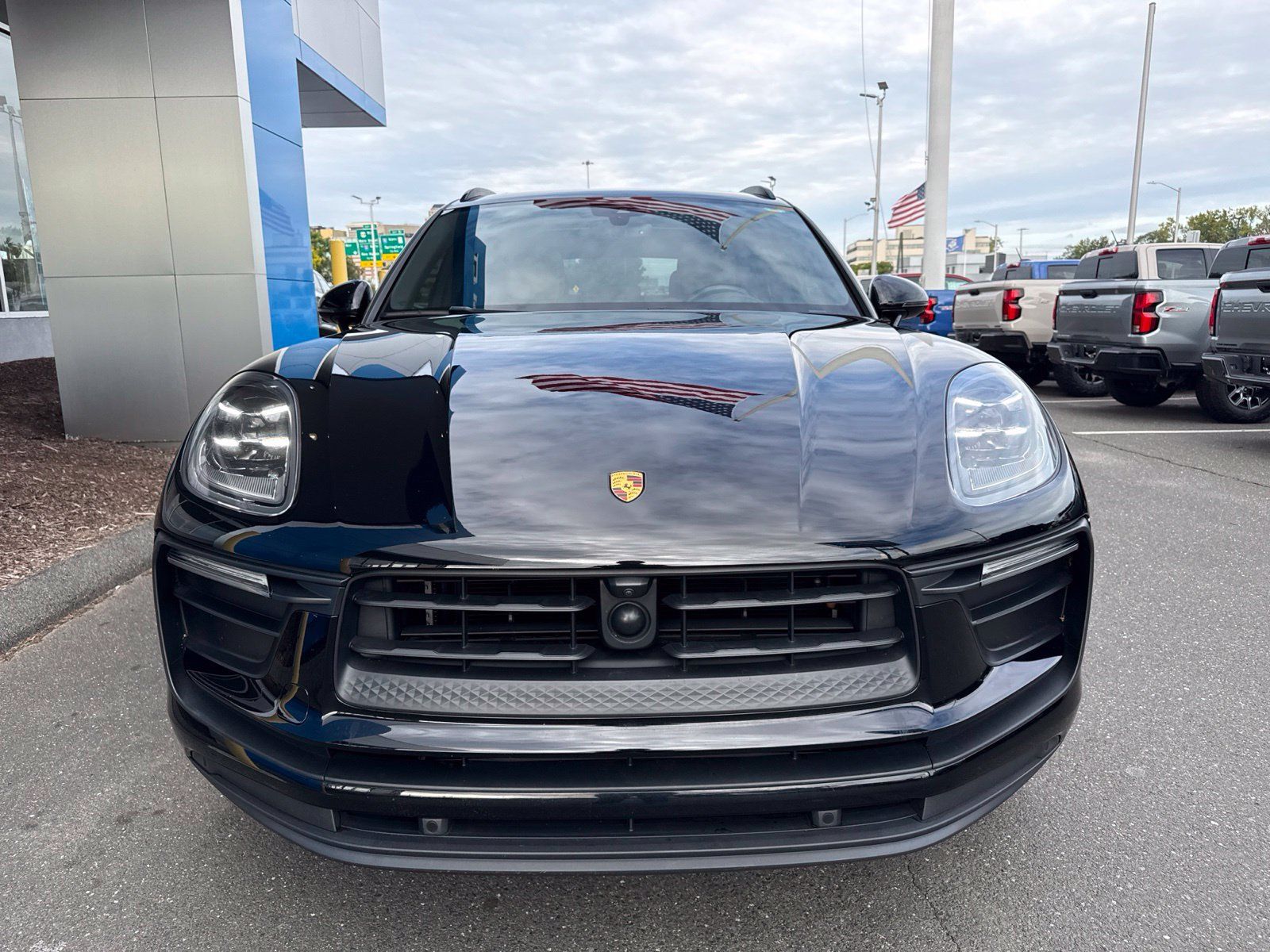 Used 2023 Porsche Macan Turbo AWD/4WD image 3