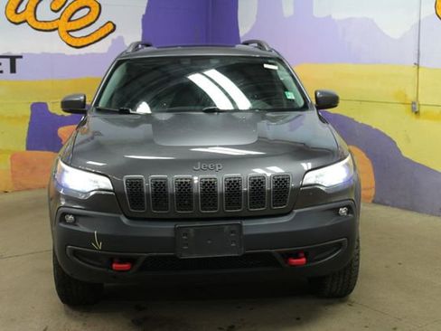 Used 2019 Jeep Cherokee Trailhawk AWD/4WD image 3