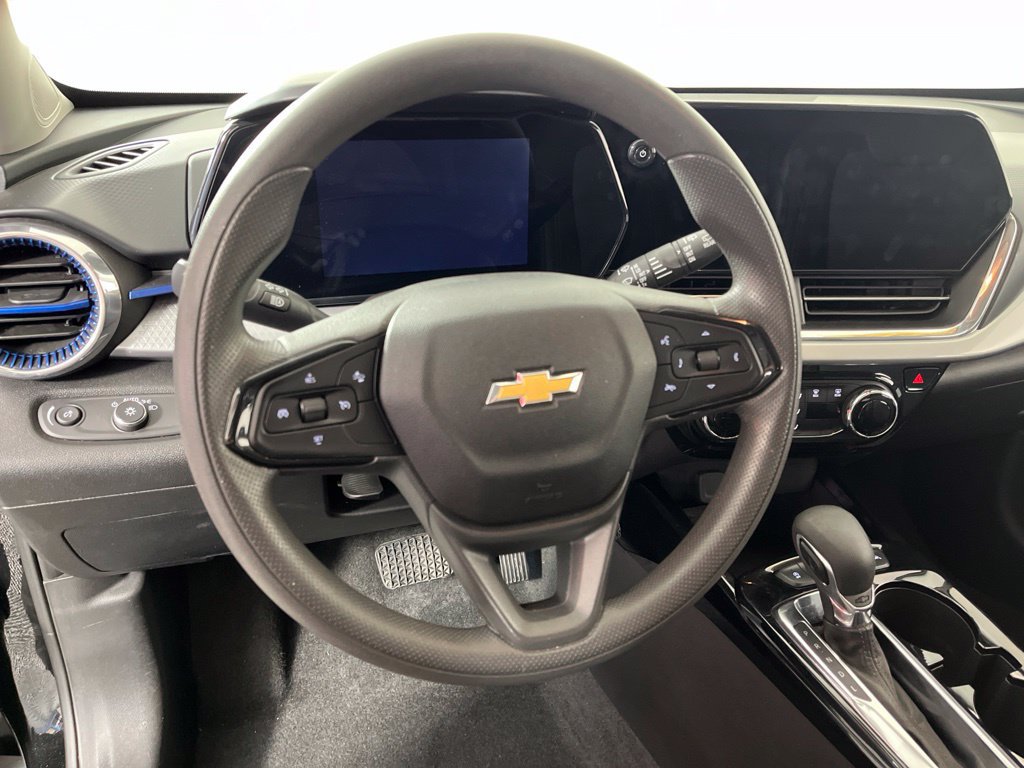Used 2025 Chevrolet Trax LT FWD image 25