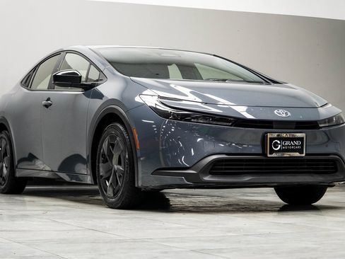 Used 2025 Toyota Prius LE image 4