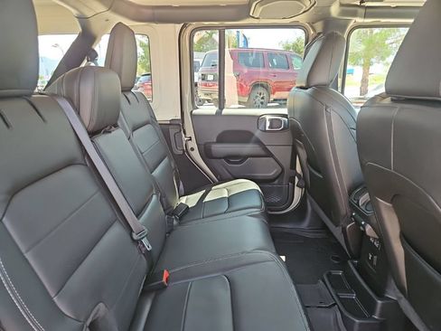 Used 2022 Jeep Wrangler Unlimited Sahara w/ Cold Weather Group AWD/4WD image 29