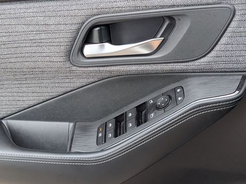 Used 2023 Nissan Rogue SV image 26