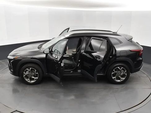 Used 2025 Chevrolet Trax LT w/ LT Convenience Package FWD image 7