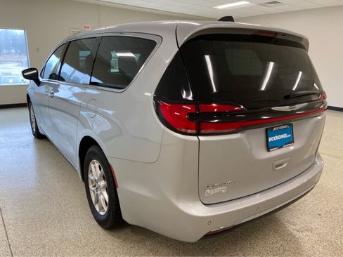 Used 2024 Chrysler Pacifica Touring-L FWD image 11