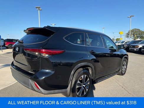 Used 2022 Toyota Highlander XLE AWD/4WD image 4