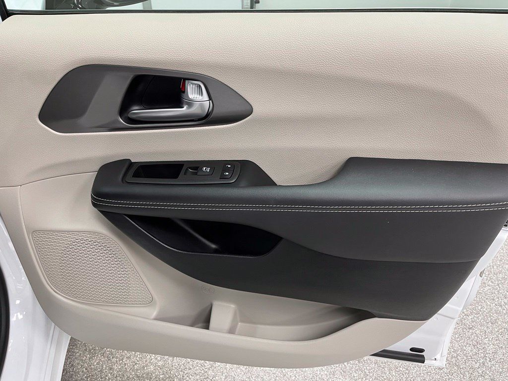 Used 2024 Chrysler Pacifica Touring-L FWD image 56
