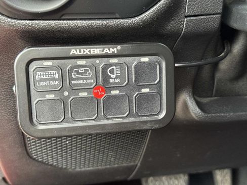 Used 2018 Jeep Wrangler Unlimited Sahara AWD/4WD image 21
