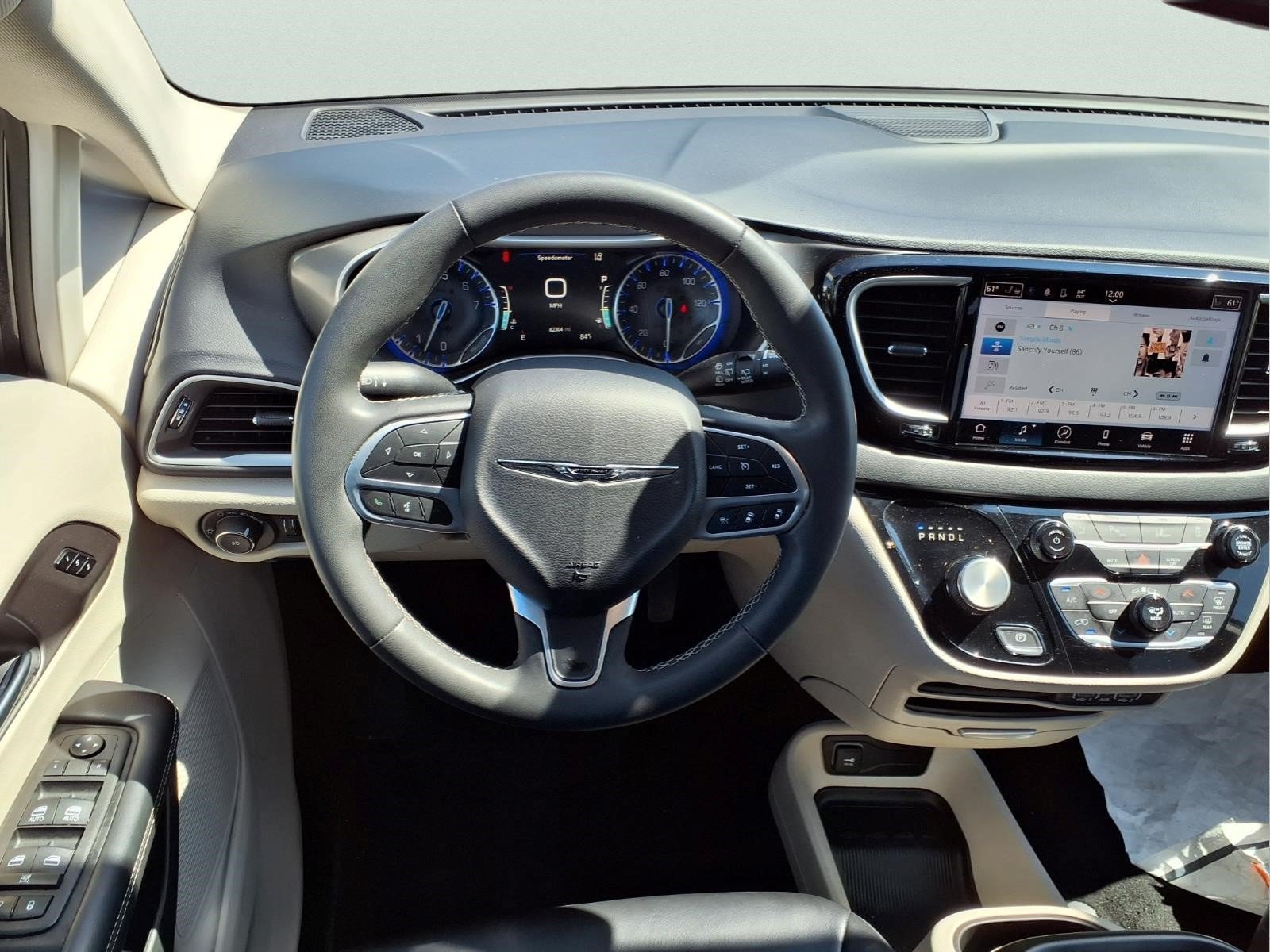 Used 2023 Chrysler Pacifica Touring-L FWD image 9
