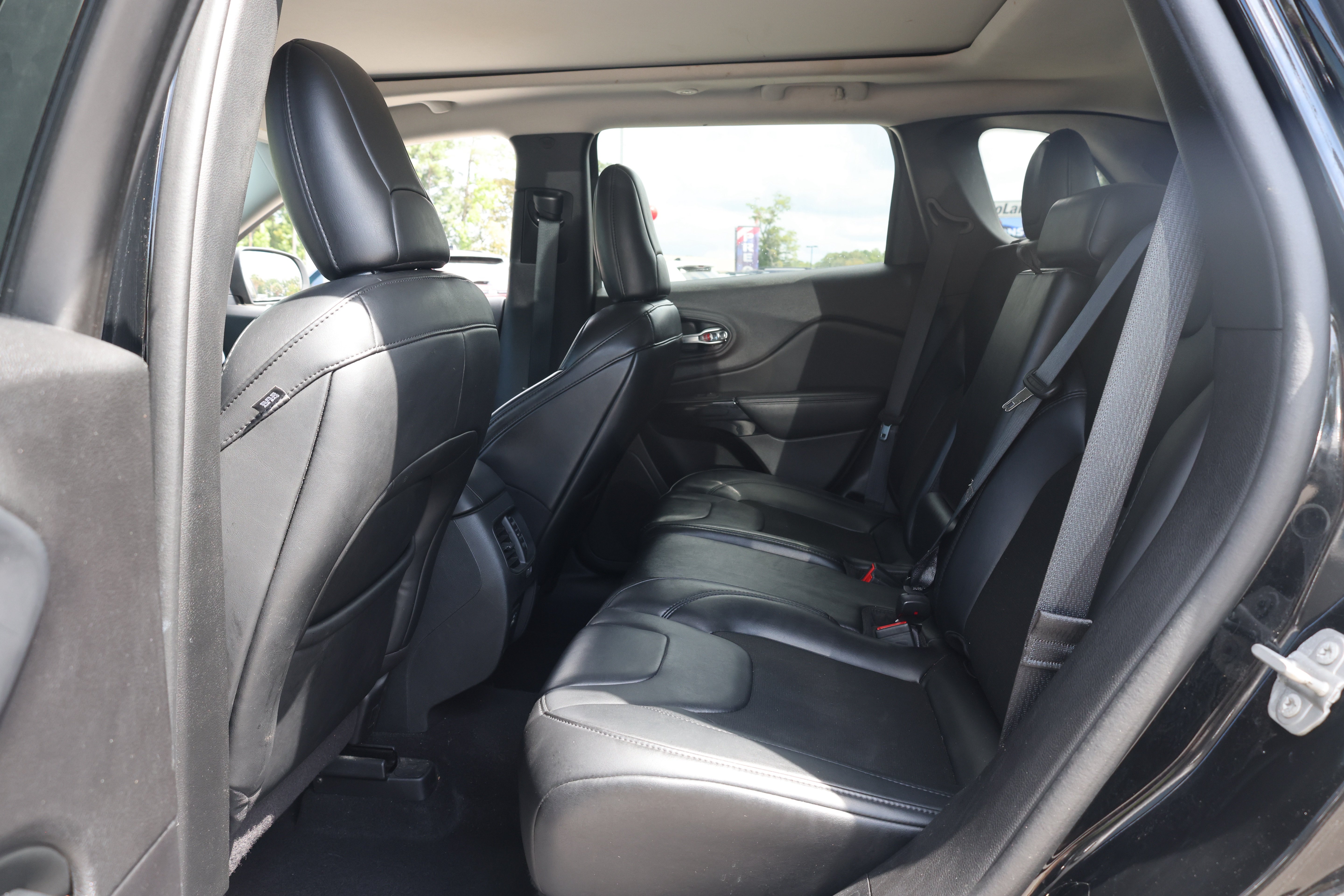 Used 2021 Jeep Cherokee Latitude Plus w/ Sun & Sound Group AWD/4WD image 28