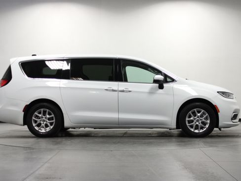 Used 2023 Chrysler Pacifica Touring-L FWD image 3