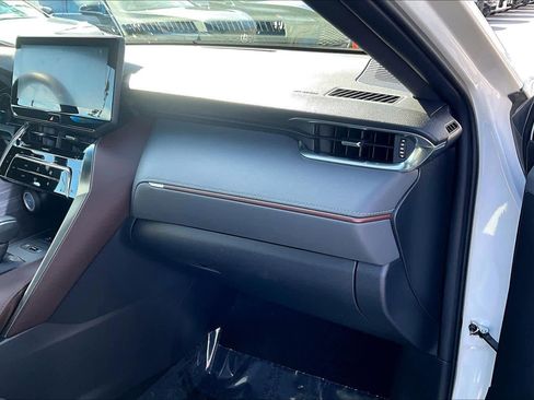 Used 2021 Toyota Venza Limited image 18