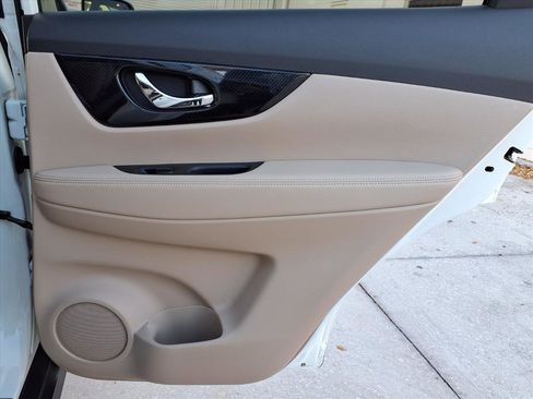 Used 2019 Nissan Rogue SL w/ Premium Package image 12