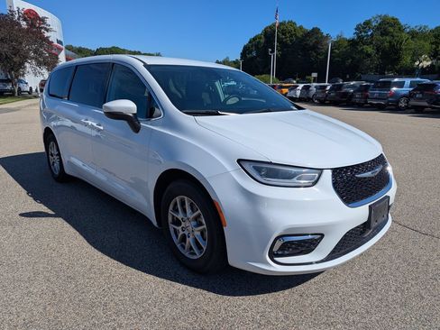 Used 2023 Chrysler Pacifica Touring-L FWD image 7